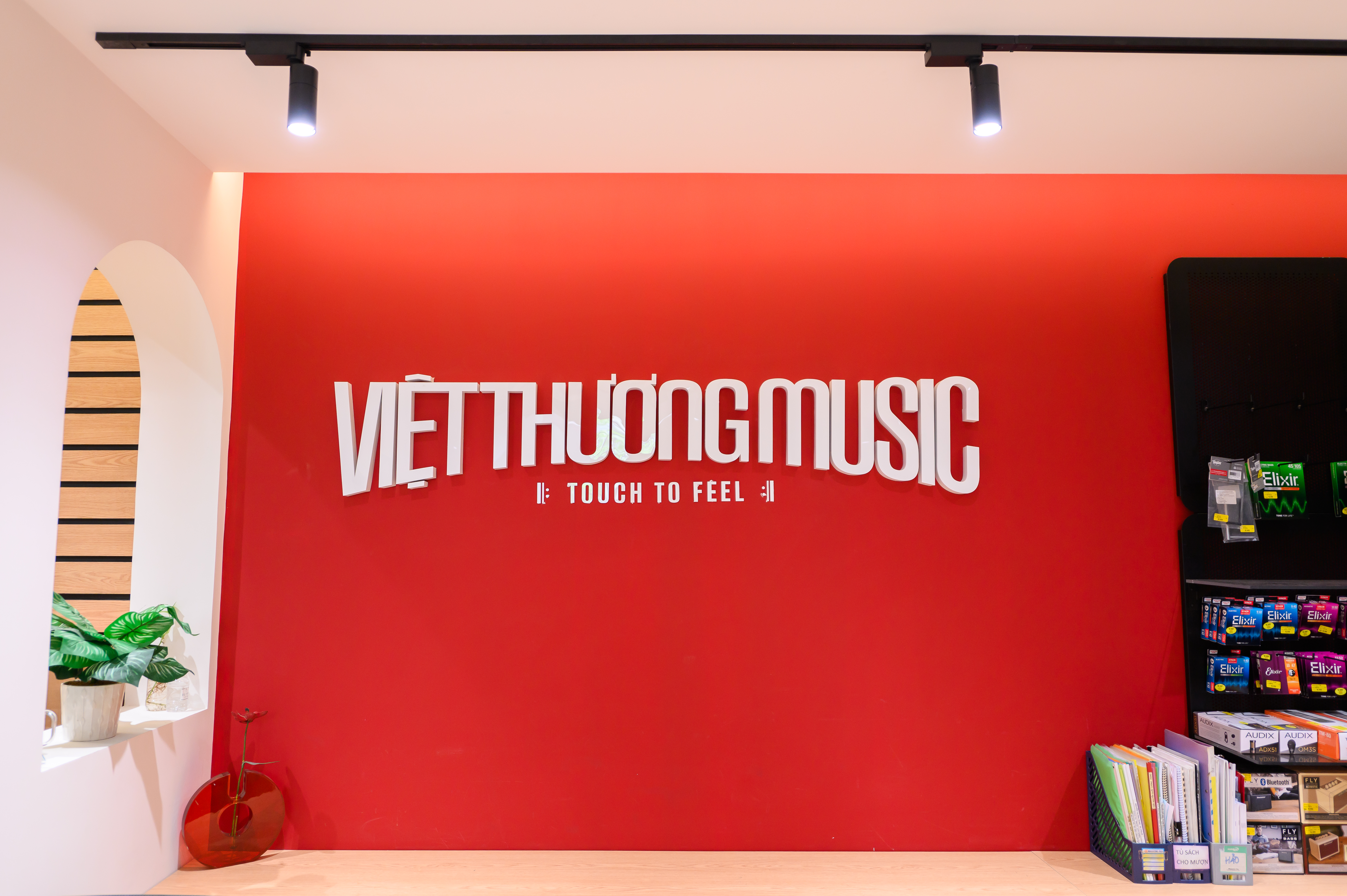 Không gian trưng bày phụ kiện Elixir, Audix tại showroom Việt Thương Music